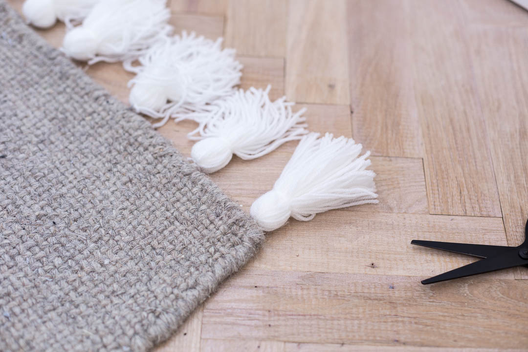 DIY Easy Tasseled Rug | Fall For DIY DIY Easy Tasseled Rug | Fall For DIY
