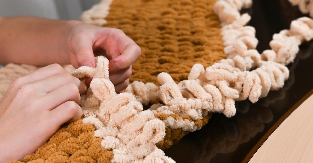 How to Make a Chunky Knit Blanket by Hand: How to Start How to Make a Chunky Knit Blanket by Hand: How to Start