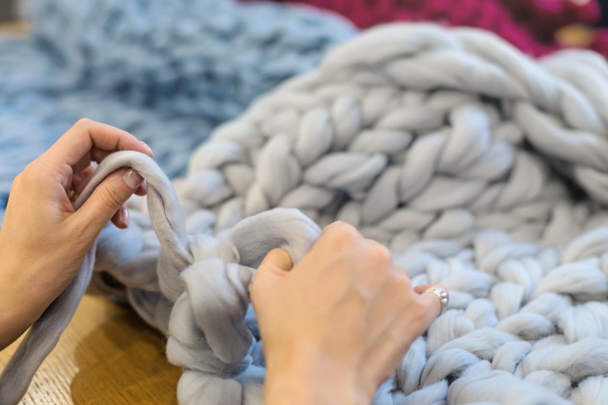 How to Make a Chunky Knit Blanket by Hand: How to Start How to Make a Chunky Knit Blanket by Hand: How to Start