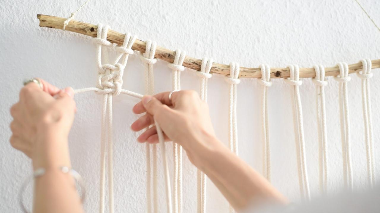 Interior: Super Easy DIY Macrame Wall Hanging Tutorial - heylilahey. Interior: Super Easy DIY Macrame Wall Hanging Tutorial - heylilahey.
