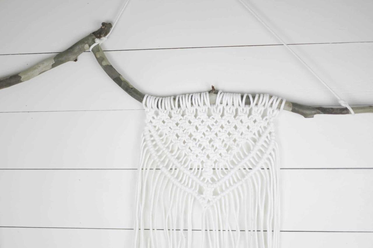 Making a DIY Macrame Wall Hanging: DIY Beginner Macrame Wall Hangings ... Making a DIY Macrame Wall Hanging: DIY Beginner Macrame Wall Hangings ...